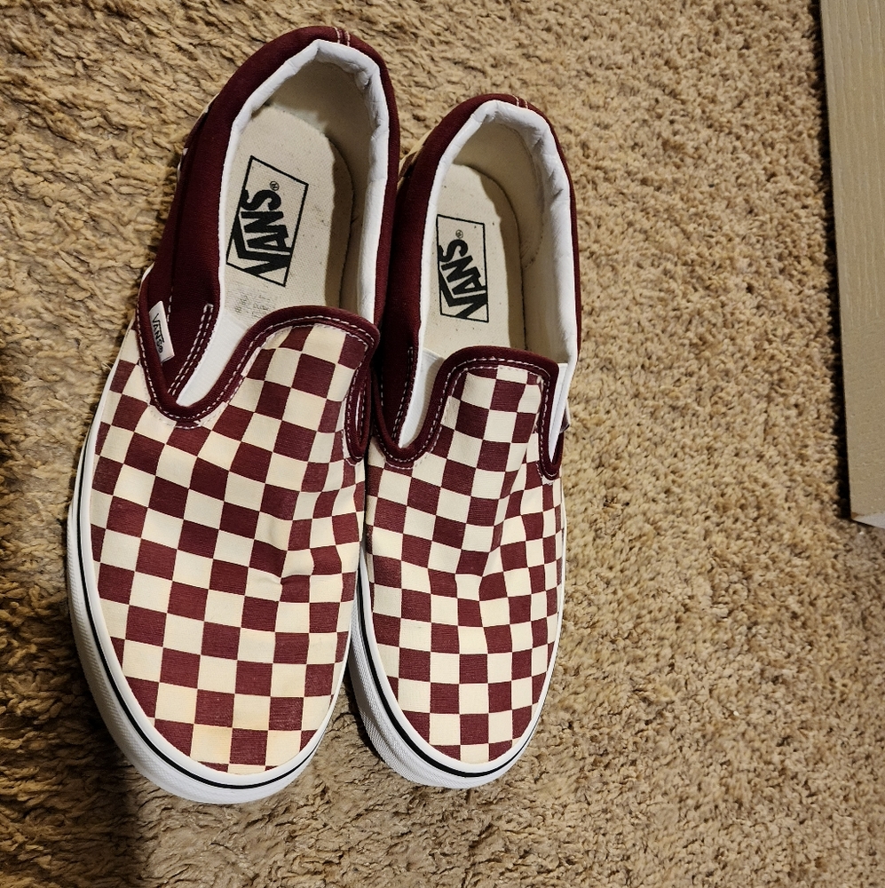 SIZE 10 MENS VANS BURGUNDY AND WHITE CHECKERBOARD